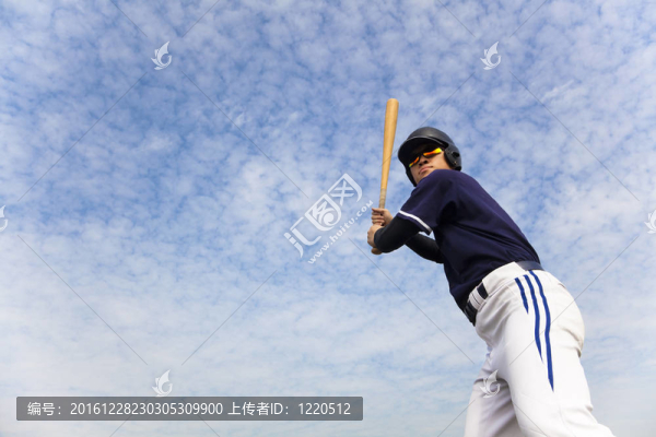 年輕棒球運(yùn)動(dòng)員準(zhǔn)備揮桿