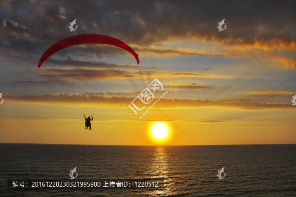 落日之上的降落傘