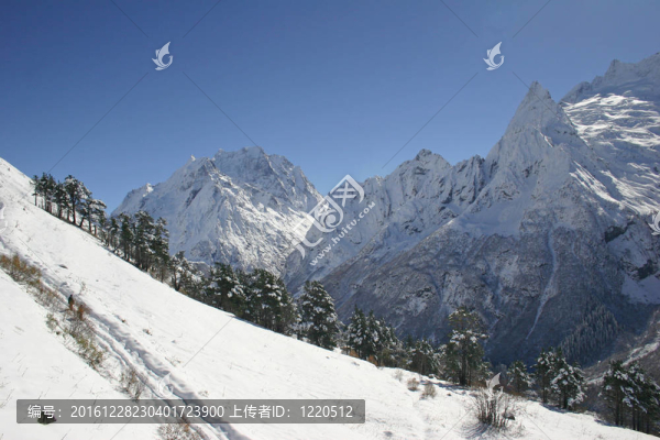 高山；冬季；晴天
