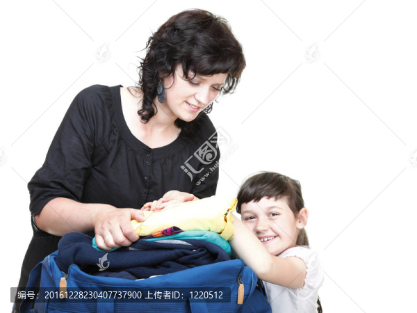 婦女和女嬰塞滿了衣服和藍色肩袋孤立白色