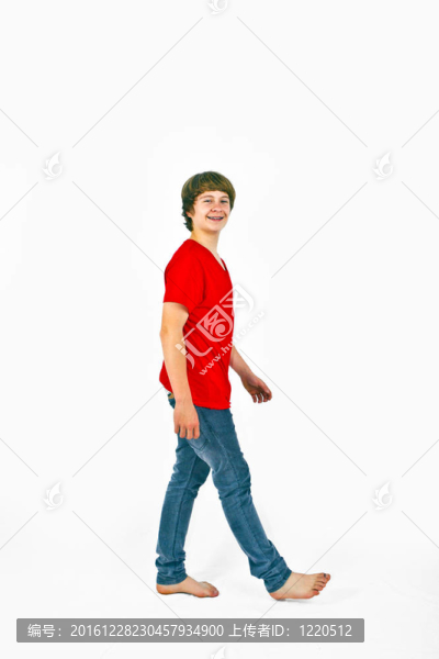 快樂少年在畫室里行走的畫像