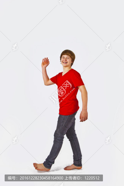 快樂少年在畫室里行走的畫像