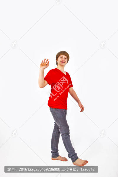 快樂少年在畫室里行走的畫像