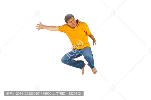 男人在空中跳躍的肖像