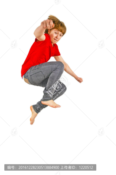 少年男孩在空中跳躍的肖像