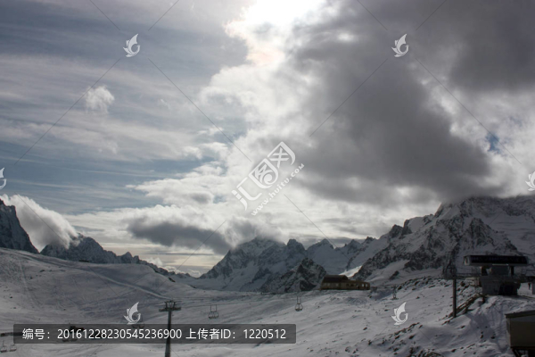 高山；冬季；晴天
