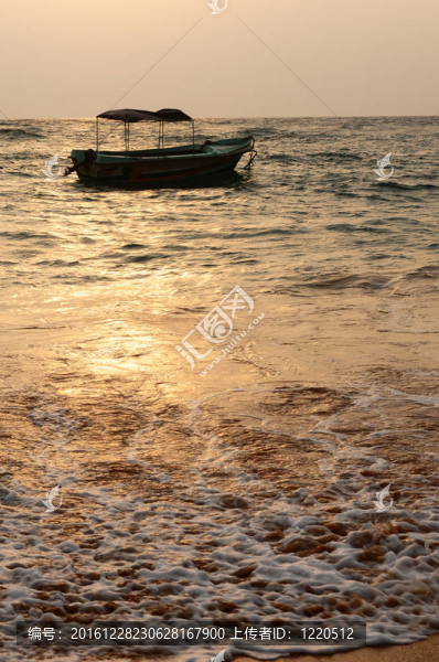 船在海岸