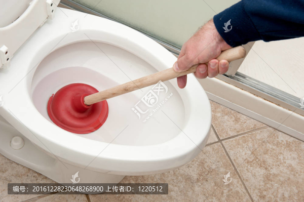 管道工疏通馬桶