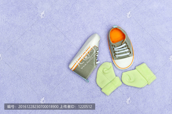 毯子上的嬰兒鞋