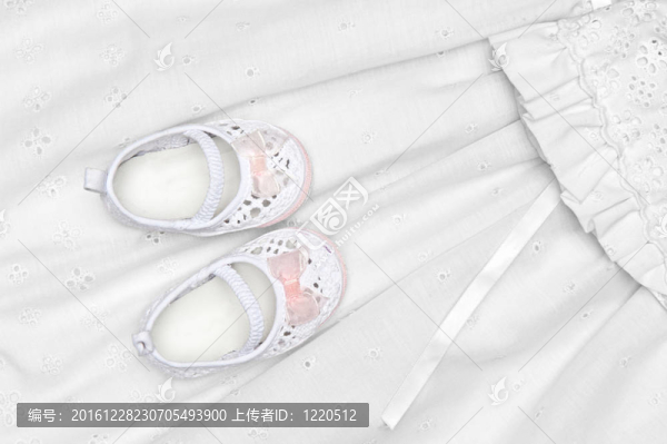 嬰兒鞋在衣服上