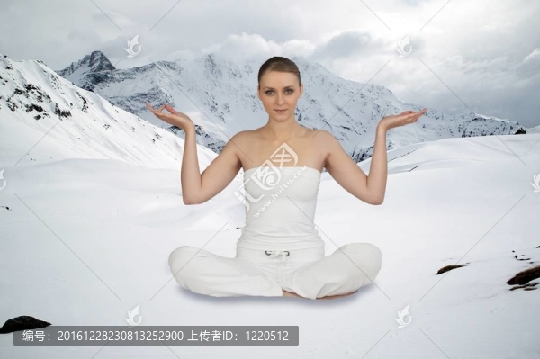 女子在瑜伽位置坐在山前