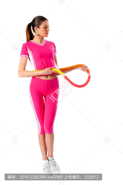 年輕漂亮的女人抱著呼啦圈