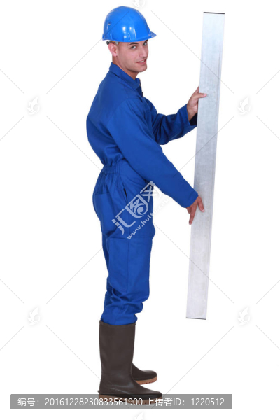 男子持金屬梁站