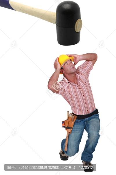 驚慌失措的人被巨大的鐵錘壓死