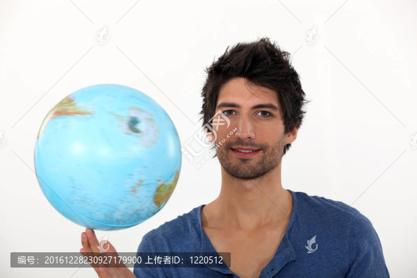 人類(lèi)在指尖上旋轉(zhuǎn)著一個(gè)地球儀