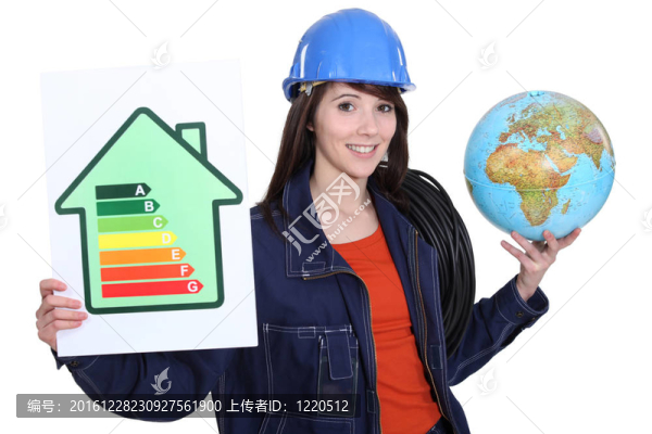 拿著節(jié)能圖紙和地球儀和電線的婦女