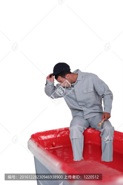 驚訝的人坐在油漆罐上