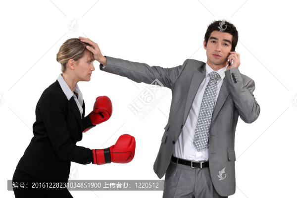 女子拳擊手套試圖打女人