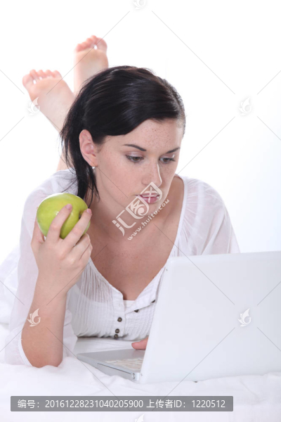 在床上放松的女人