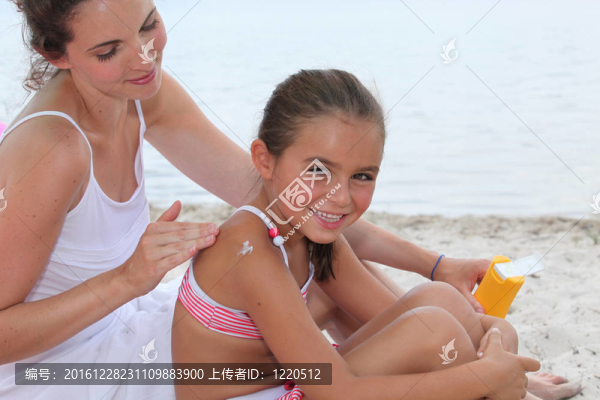 海灘上的母親和孩子