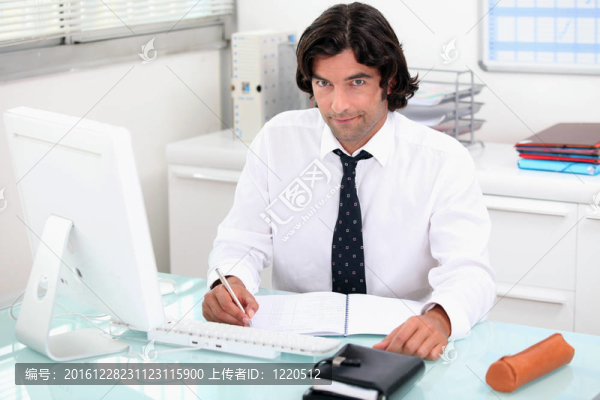 工作在桌子上的男人