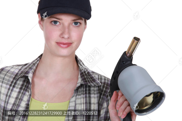 金發(fā)焊工拿著噴燈