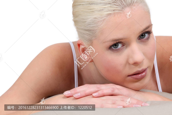 一個(gè)漂白頭發(fā)的女人的肖像