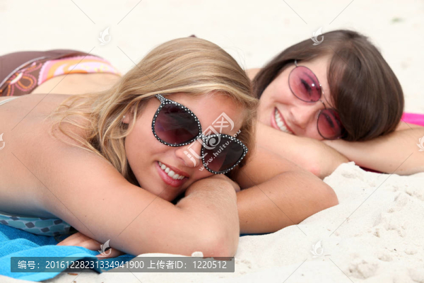 兩個十幾歲的女孩做日光浴