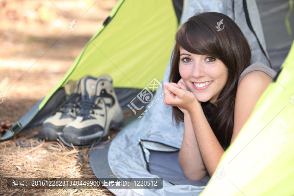 帳篷里的女人