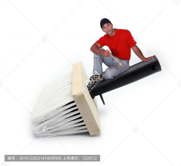 畫(huà)家坐在巨型刷；蒙太奇照片