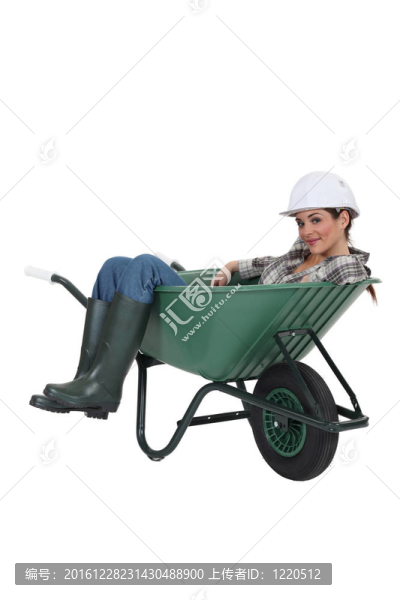 女人躺在手推車