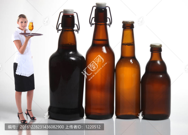 服務(wù)員端著啤酒瓶