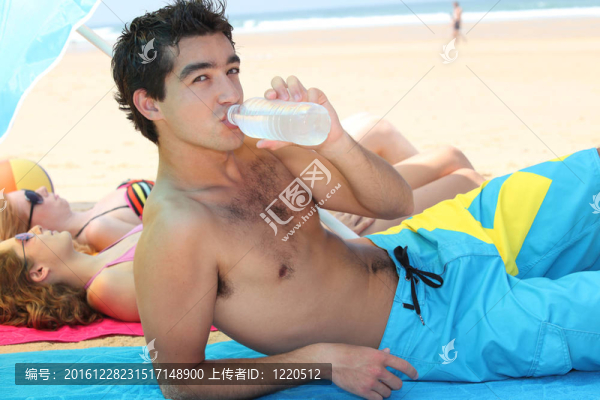 在海灘上喝酒的年輕人