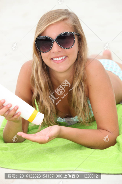 海灘上的年輕女子