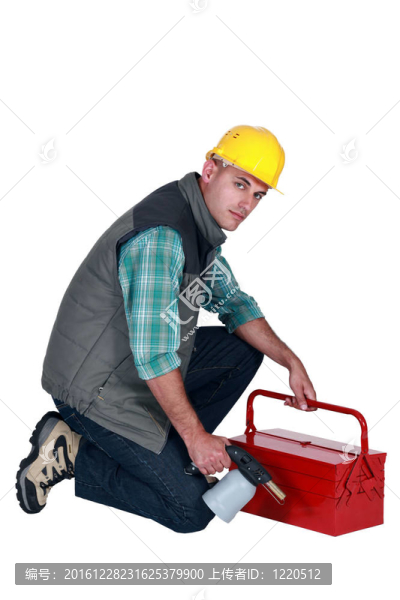 用噴燈和工具箱的工人