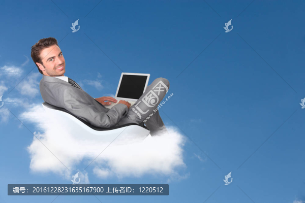 商人坐在云與他的筆記本電腦