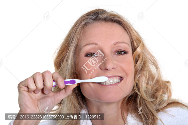 45歲的金發(fā)女人在刷牙