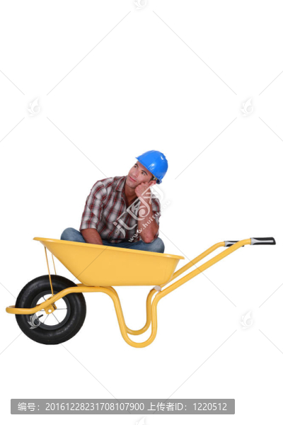 建筑工人休息在一個手推車