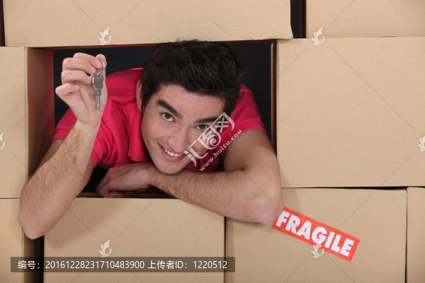 年輕男子在拆除箱持有鑰匙肖像