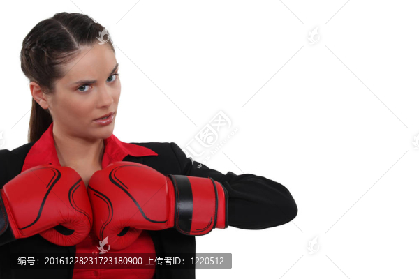 帶著拳擊手套的黑發(fā)
