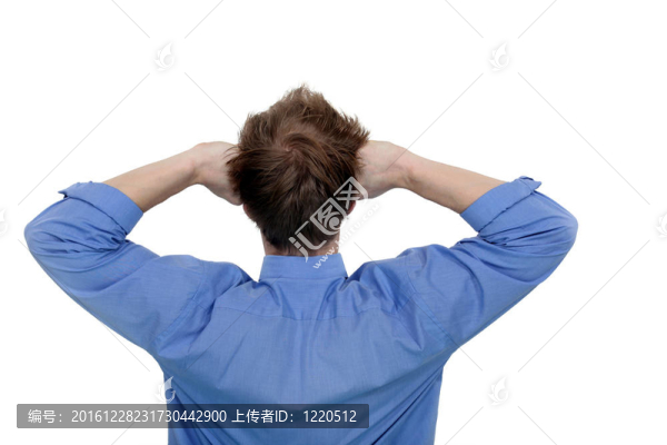 男子站立向后伸展