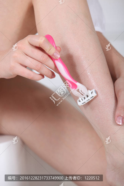 女人剃腿