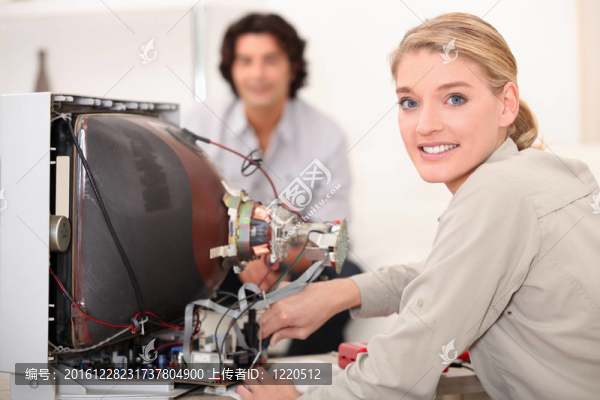 婦女修理電視機(jī)