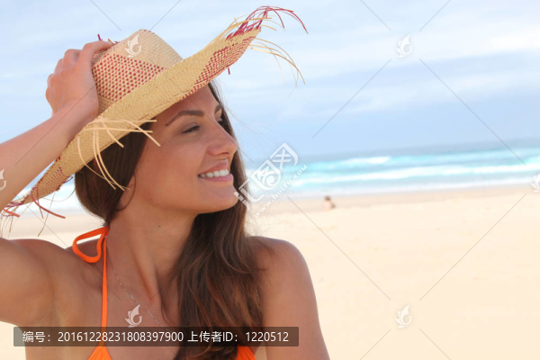 在比基尼在沙灘上的女人