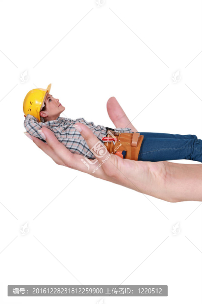 在工作服躺在白色背景的女人的手