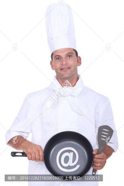 男廚師拿煎鍋