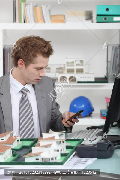 他辦公室的建筑師。