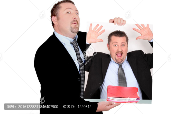 男人抱著自己的照片