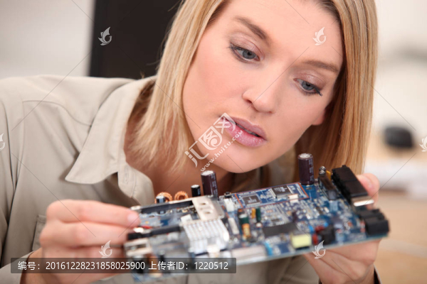 女人修電腦