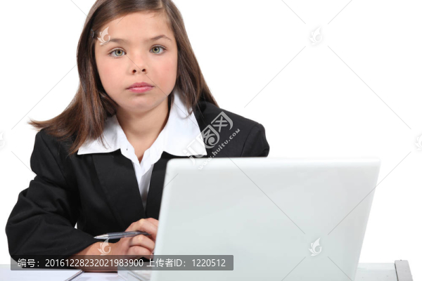 小女孩裝扮成生意人